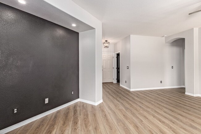 Building Photo - Lovely home in cul-de-sac lot with fenced pool!