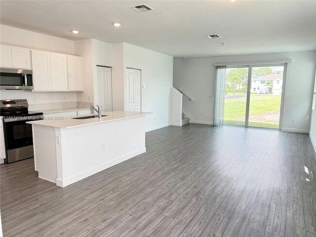 Building Photo - 551 Rivergrass St