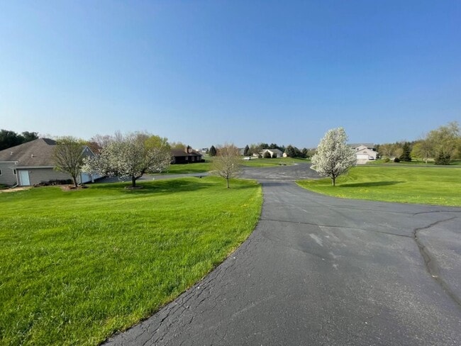 Building Photo - N93W27616 Quail Holw Ct