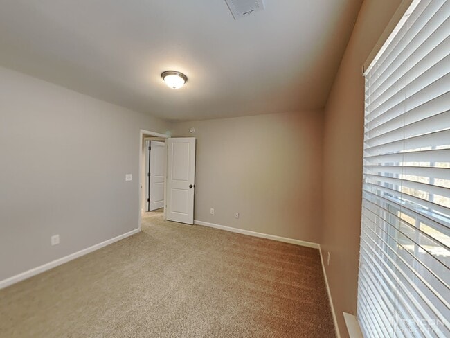 Building Photo - 453 Denman Loop