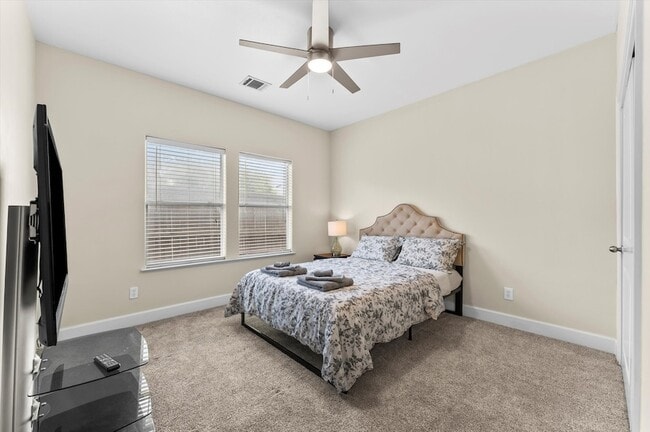 Building Photo - 3045 Clinton Dr