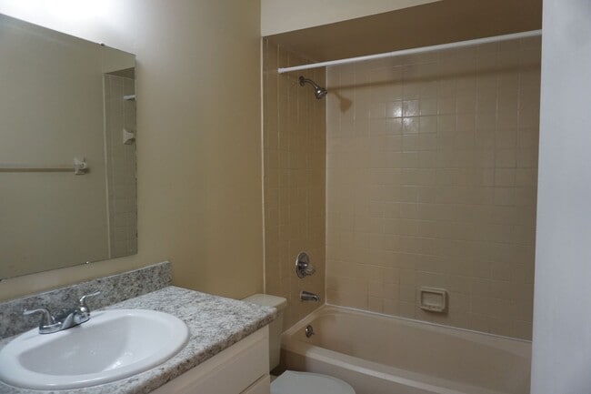 Building Photo - 2 bedroom townhome on Westside Near NAS