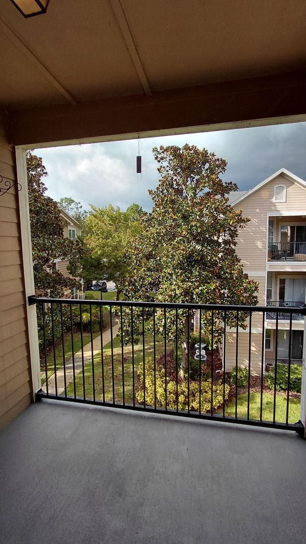 Building Photo - Spacious 3 bedroom, 2 bath Condo located i...