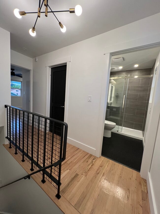 Building Photo - 214 W 7th St