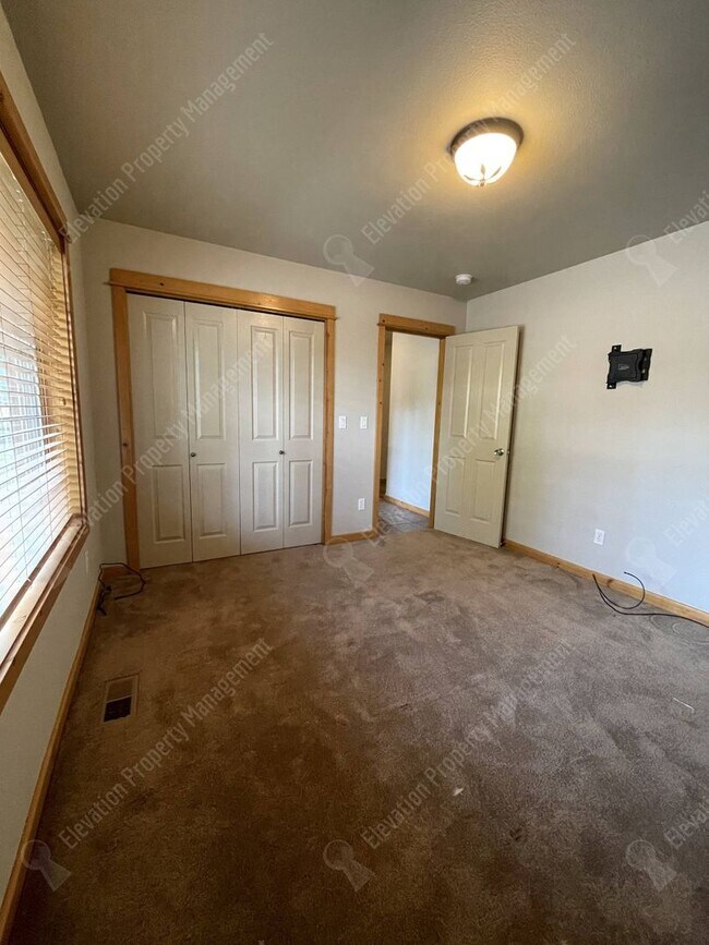 Building Photo - 3-BR mountain-style home in SE Bend