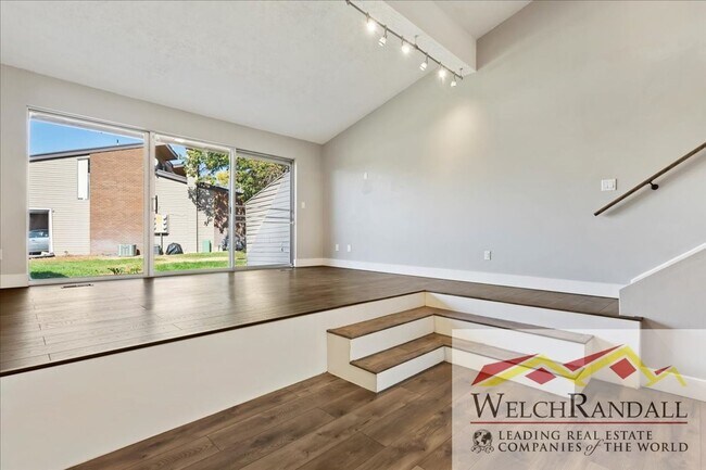 Building Photo - Recently Remodeled, Spacious 1 Bedroom Condo