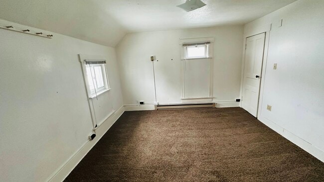 Building Photo - 483 W Perry St