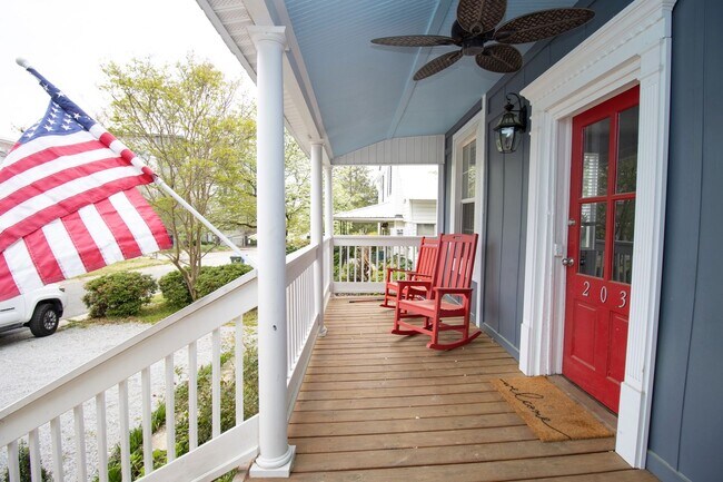 Building Photo - Now Preleasing for 2026–2027 – Beautifully Renovated Duplex in West Columbia