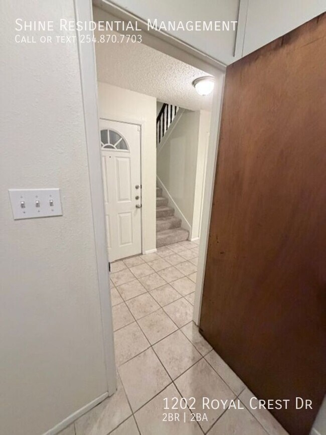Building Photo - 1202 Royal Crest Dr