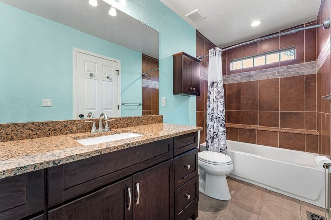 Building Photo - 4bed 4bath with fenced yard in Denver!