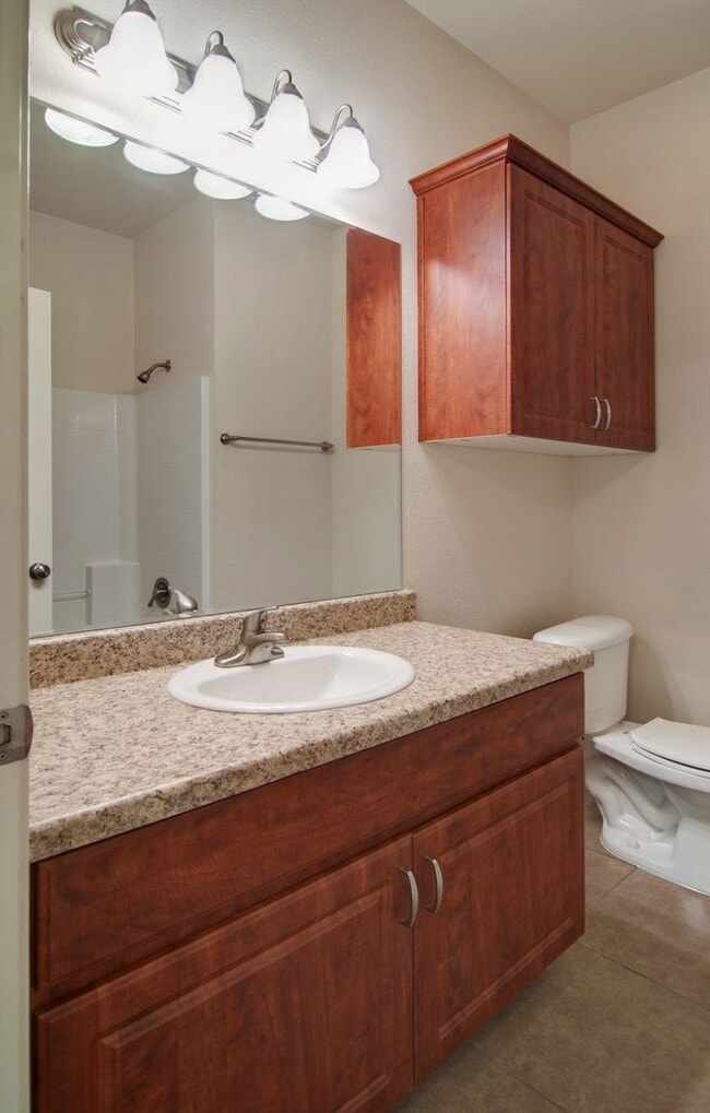 Building Photo - Immediate Move in! HUGE 3/3 duplex just Mi...
