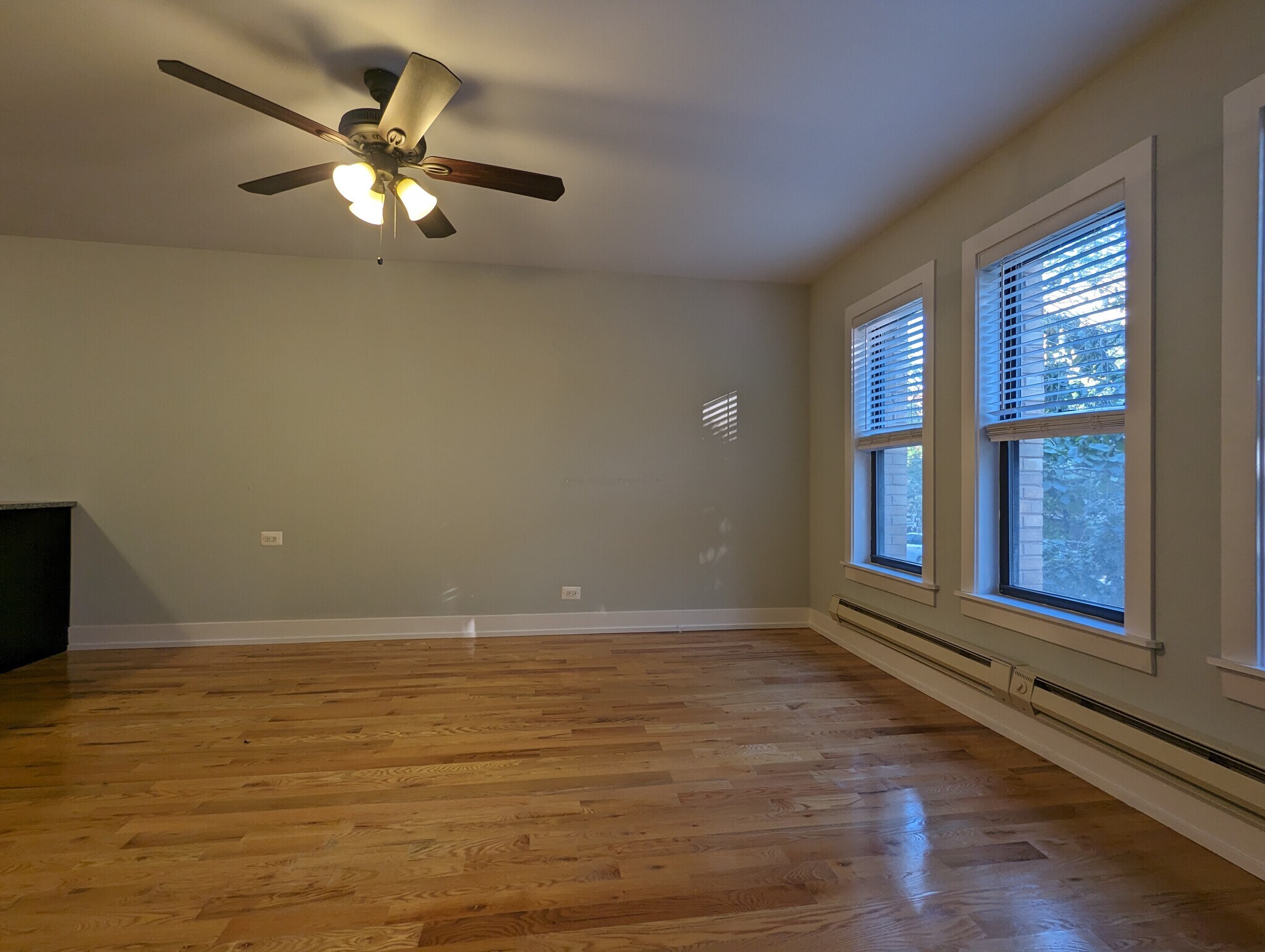 Building Photo - 813 W Cornelia Ave