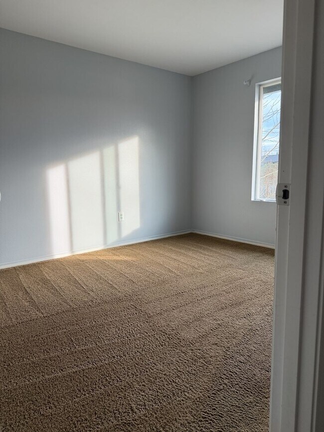 Building Photo - Spacious 3 Bed/2.5 Bath Federal Way Home.