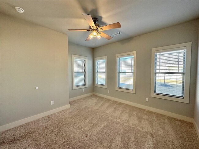 Building Photo - 700 NE Hts Ln