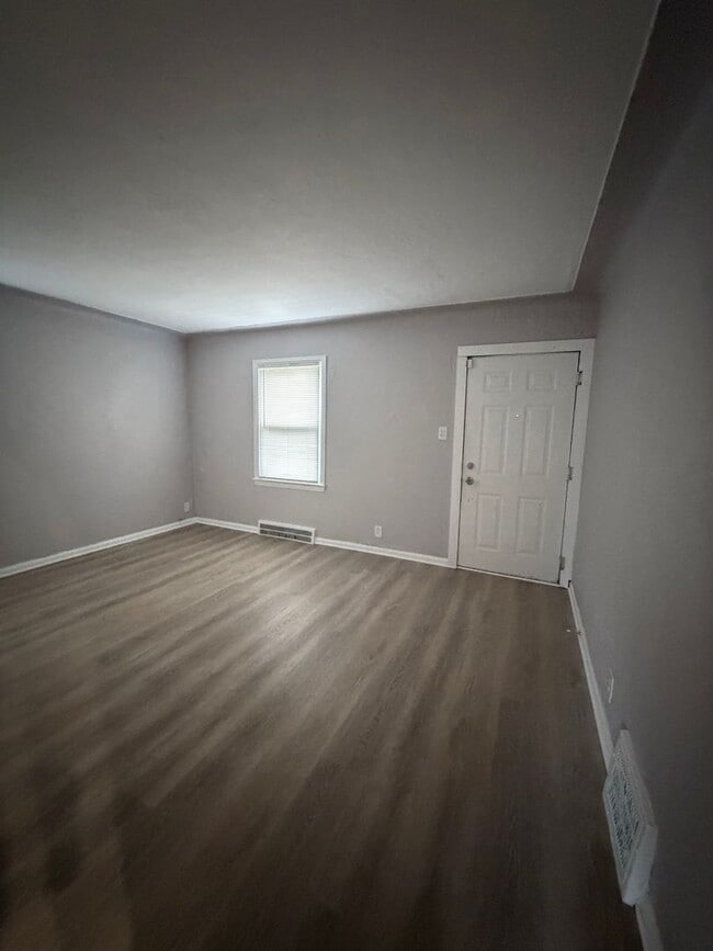 Building Photo - 3 bedroom Fully renovated Westside Bungalow