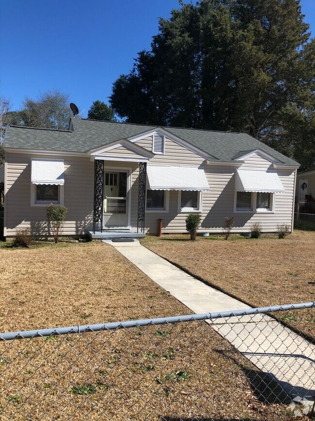 Building Photo - 2 Bedroom House off of Rosewood Available Now