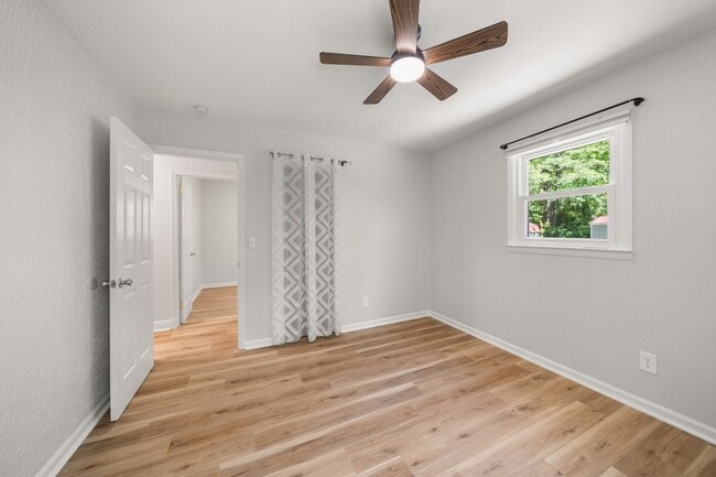 Building Photo - Pet Friendly 3/1 House, Fenced Yard, Deck, Fire Pit & Basement