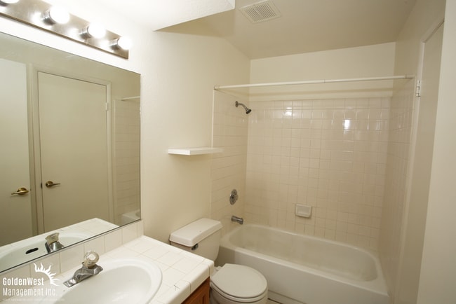 Building Photo - Spacious 2Bdm 2Ba Condo with Fireplace & B...
