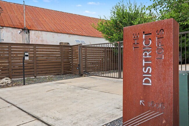 Building Photo - 4 Week Free Move-In Incentive! Modern Downtown SA Townhome | Rooftop Balcony, Private Garage & Al...