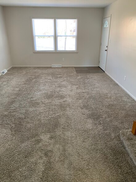 Building Photo - 9618 Outlook Dr