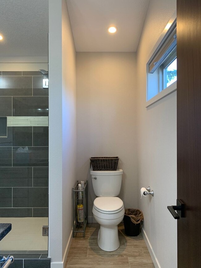 Building Photo - Beautiful Newly Custom Built Home! Vaulted Ceilings! Partially Furnished! Open Floor Plan!