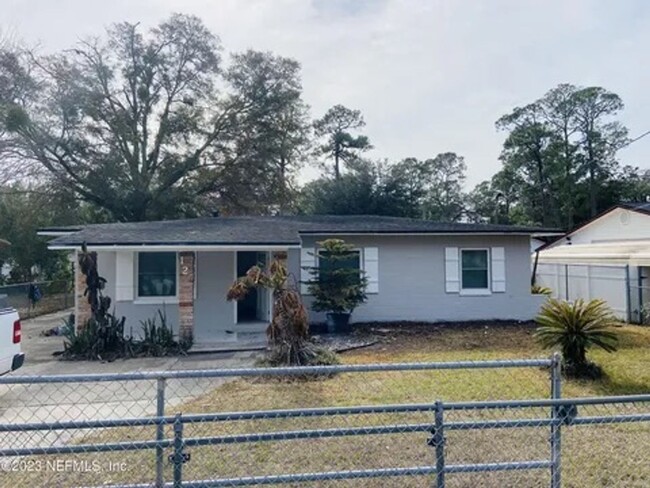 Primary Photo - Charming & Modern 3-Bedroom Oasis in Duval...