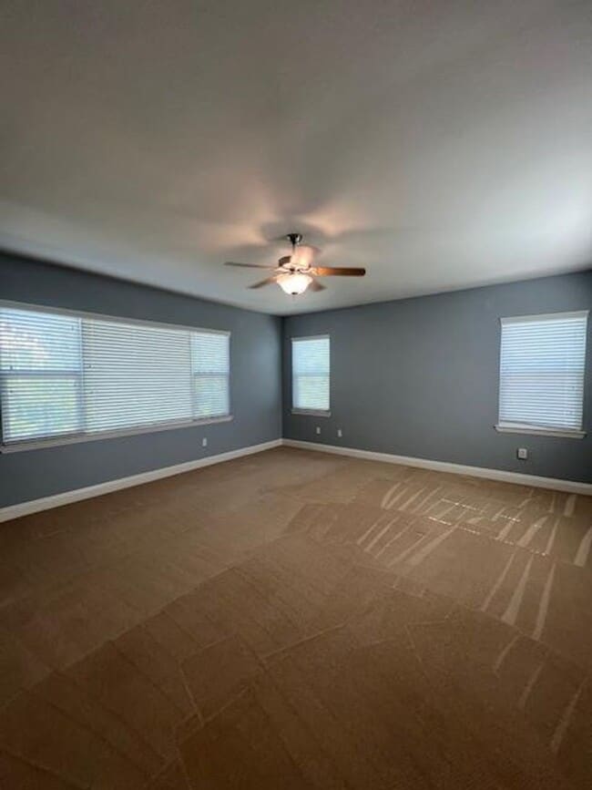 Building Photo - STUNNING & SPACIOUS 4 BEDROOM IN W. ROSEVI...