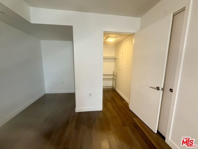 Building Photo - 901 Flower St