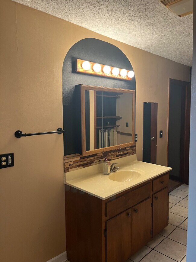 Building Photo - "Charming 2-Bedroom Retreat with Spacious 1200 Sq Ft Layout in Scenic Carthage!" Lake Front views...