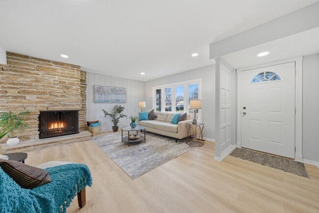 Building Photo - 593 Bristol Ln