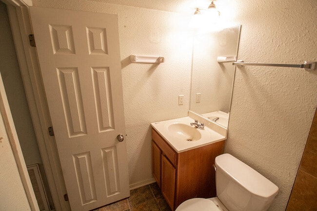 Building Photo - 1013 W Ash St