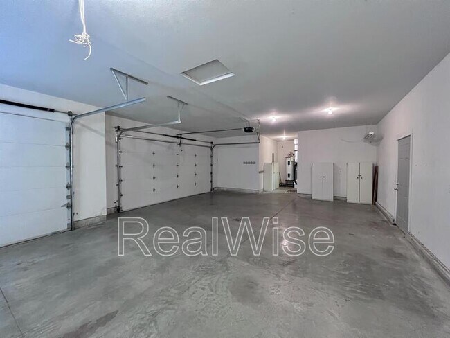 Building Photo - 835 Nutcracker Dr