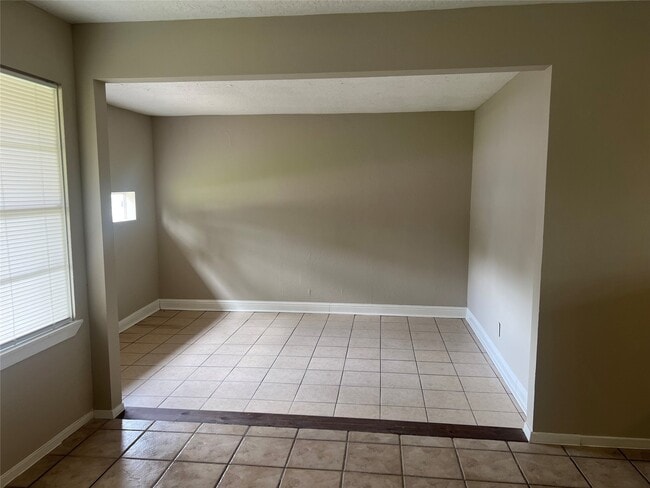 Building Photo - 1305 Serpentine Dr