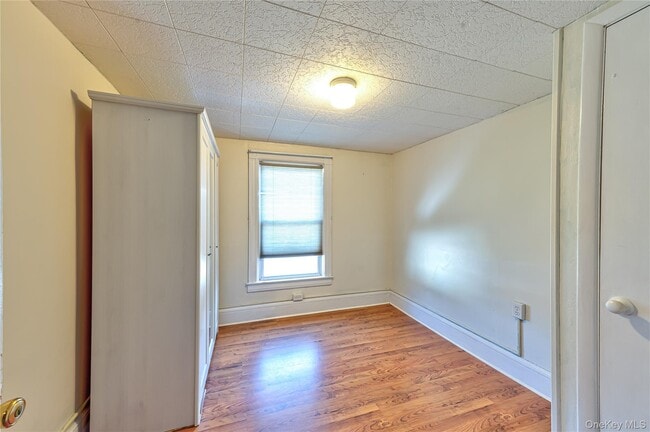Building Photo - 40 Bayside Ave