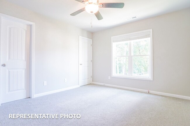 Building Photo - 2 Bed/ 2.5 Townhome -Downtown Clayton!