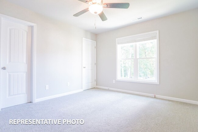 Building Photo - 2 bed/2 bath Townhome- Close to Downtown C...