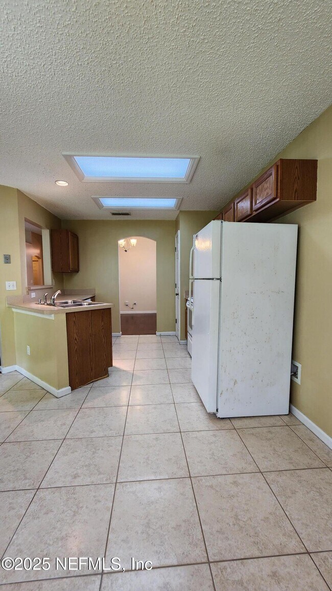 Building Photo - 256 Southlake Dr