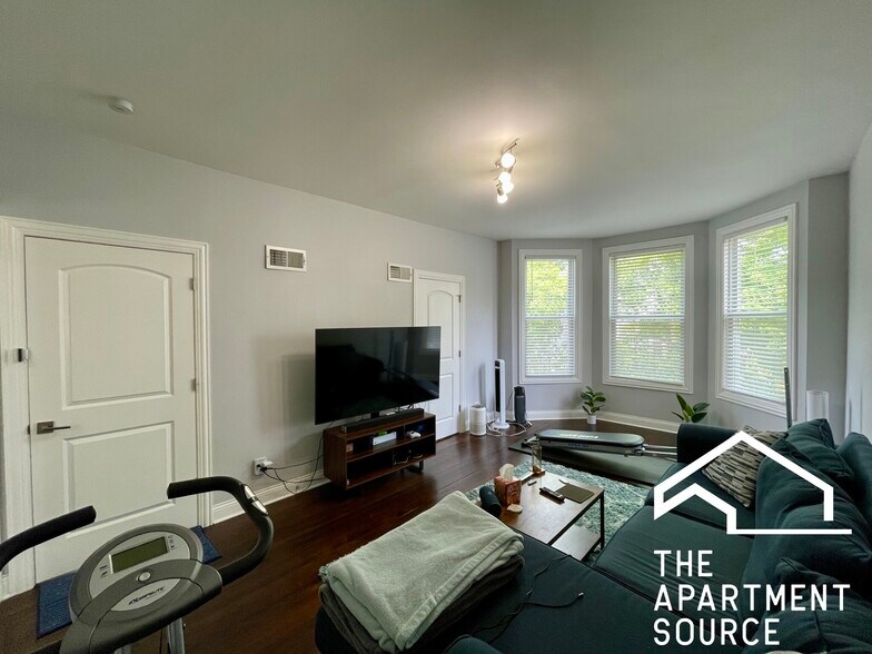 Building Photo - 2824 N Ridgeway Ave