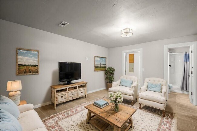 Building Photo - 402 Twin Elm Dr