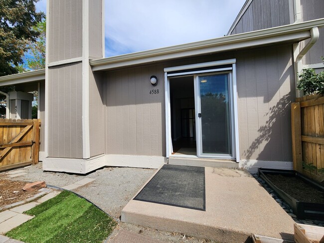 Building Photo - Updated 3 Bedroom Townhome in Great Area!