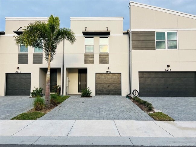 Building Photo - 3913 SE Mentmore Ln