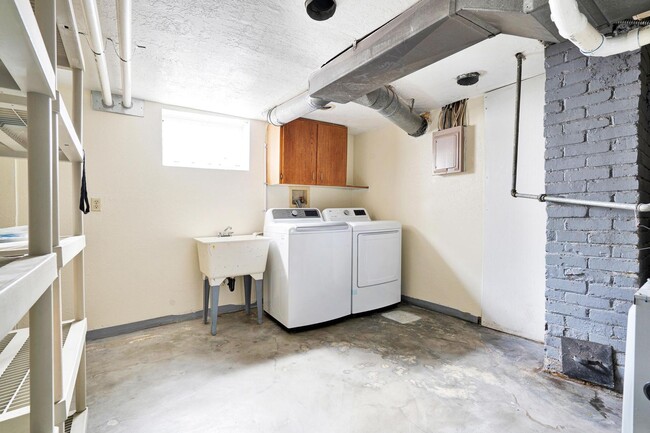 Building Photo - 3-bdrm/2-bath vintage charmer in Kenton w/...