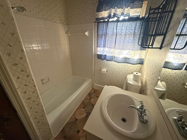 Building Photo - 607 Smith Ave