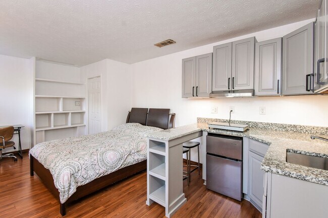 Building Photo - 1312 Brandl Dr SW