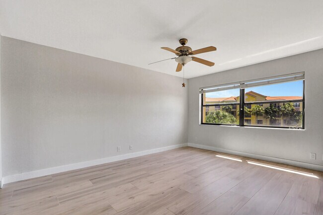 Building Photo - 700 Uno Lago Dr