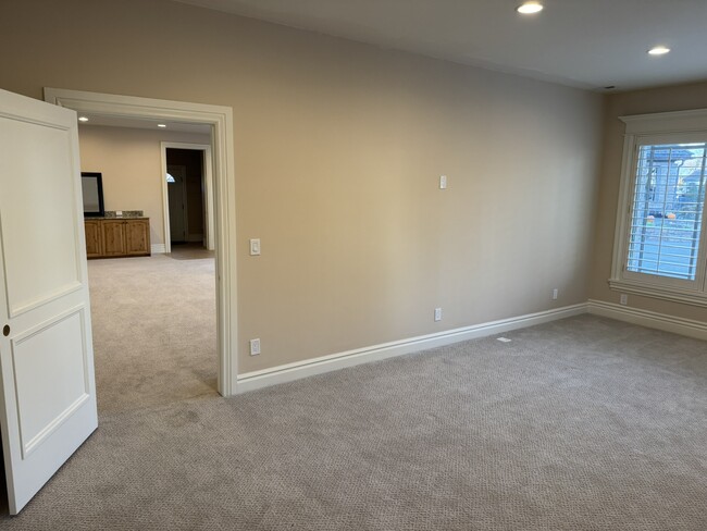 Building Photo - 4900 Marilyn Dr