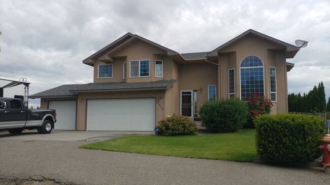 Primary Photo - Huge house in Reata area.