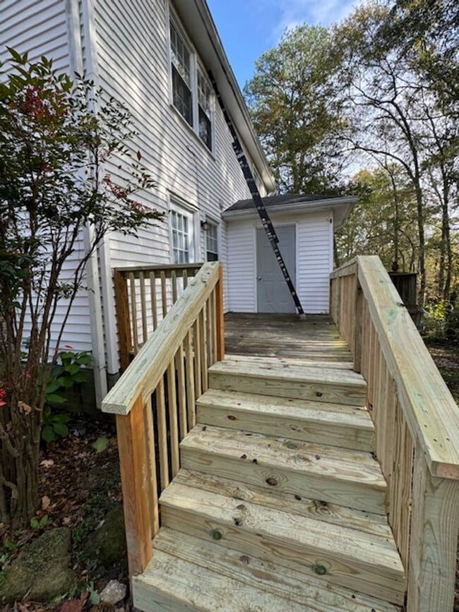 Building Photo - Great Location ! This 2 bedrooms, 1.5 bath townhome is conveniently located in Greer close to sho...