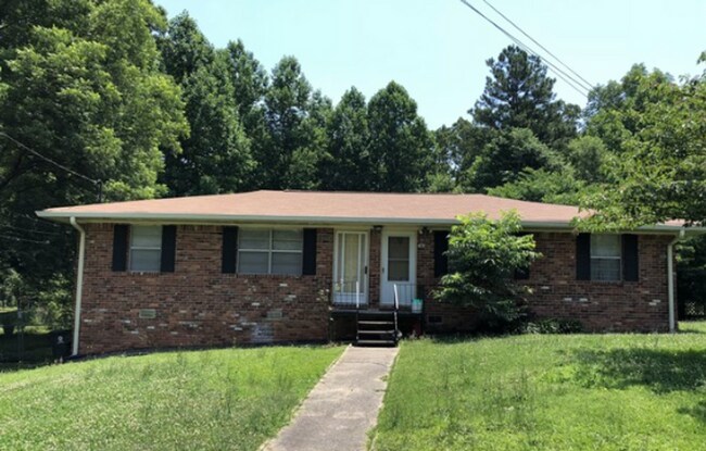 Building Photo - Newly renovated 2 bedroom, 1 bath duplex i...