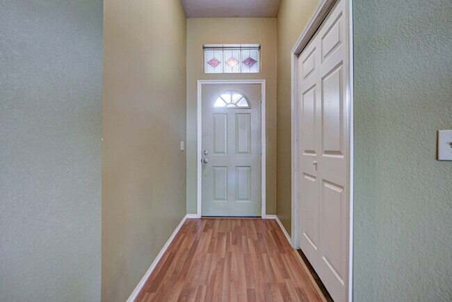 Building Photo - 2912 Edinburg Dr